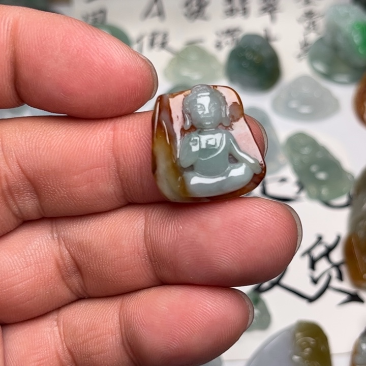 啊***宋翡翠未镶嵌颈饰大日