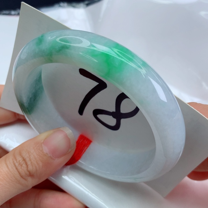 翡翠手镯未镶嵌飘阳绿