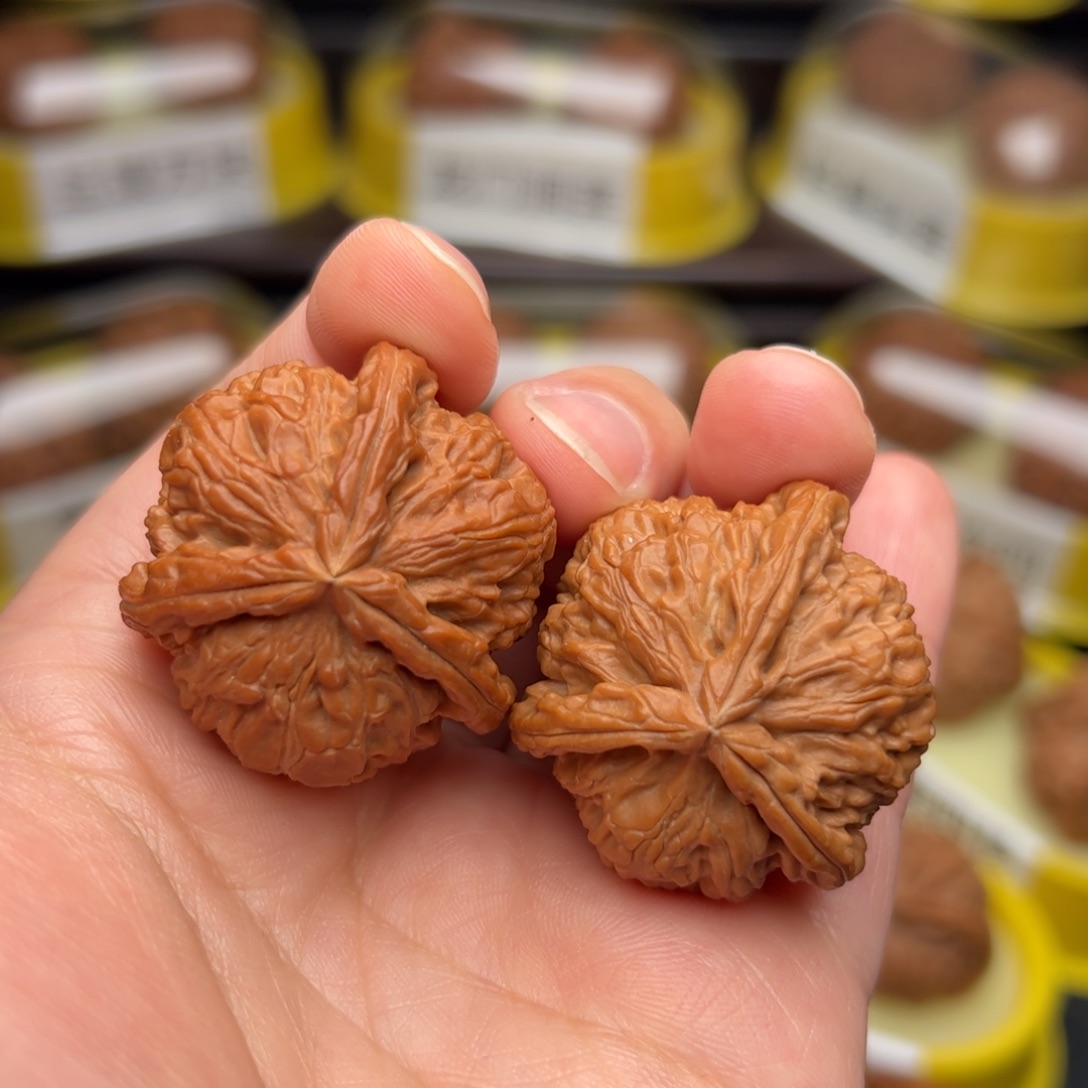 文玩核桃吊坠白狮子