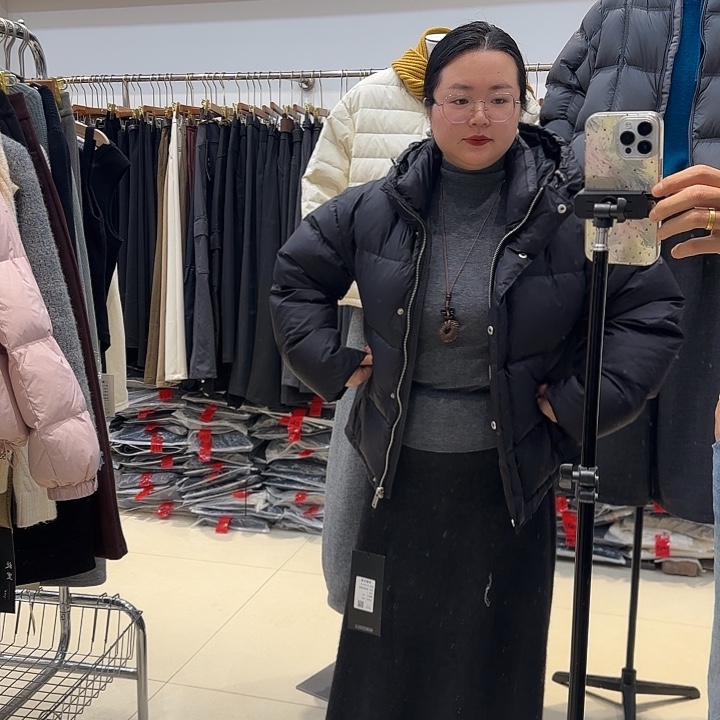 羽绒服清仓黑色到店试穿