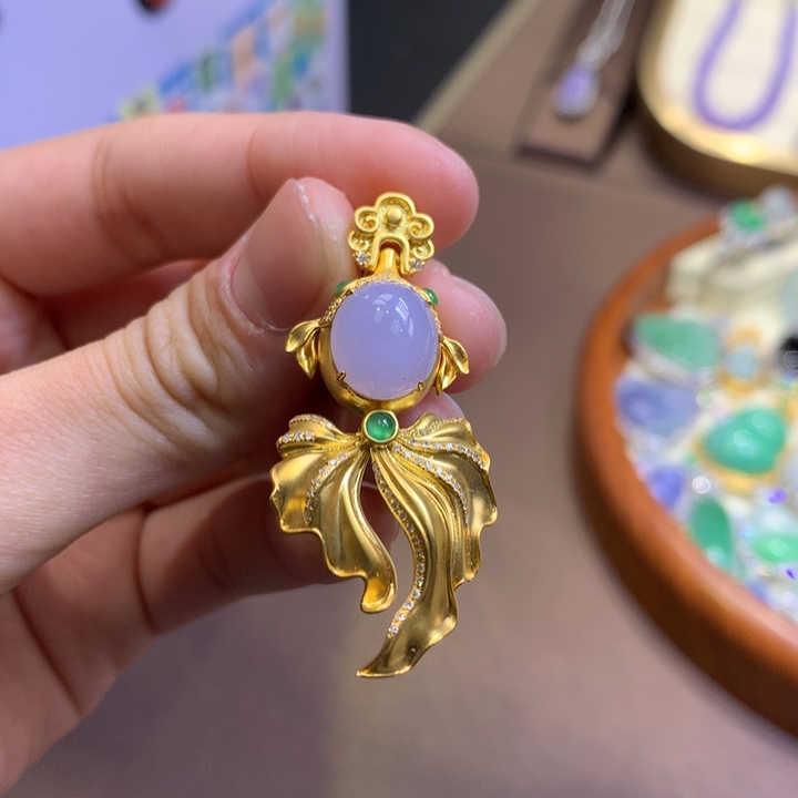 翡翠18K金镶嵌颈饰翡翠