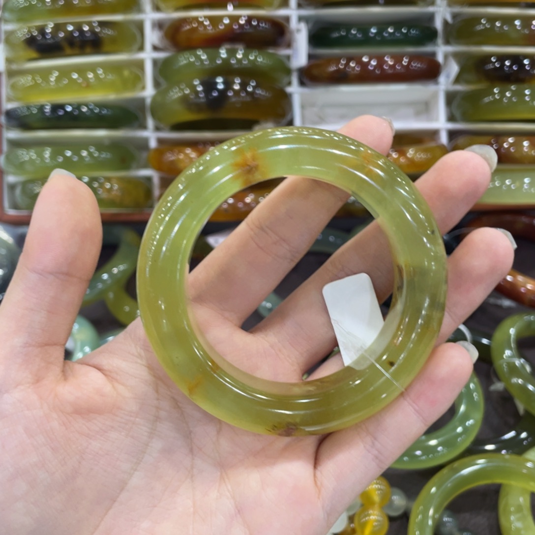 朱***霄未镶嵌蛇纹石玉手镯