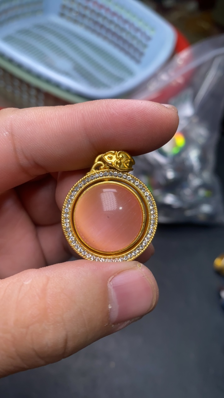 D 814  粉猫佛公镶嵌吊坠