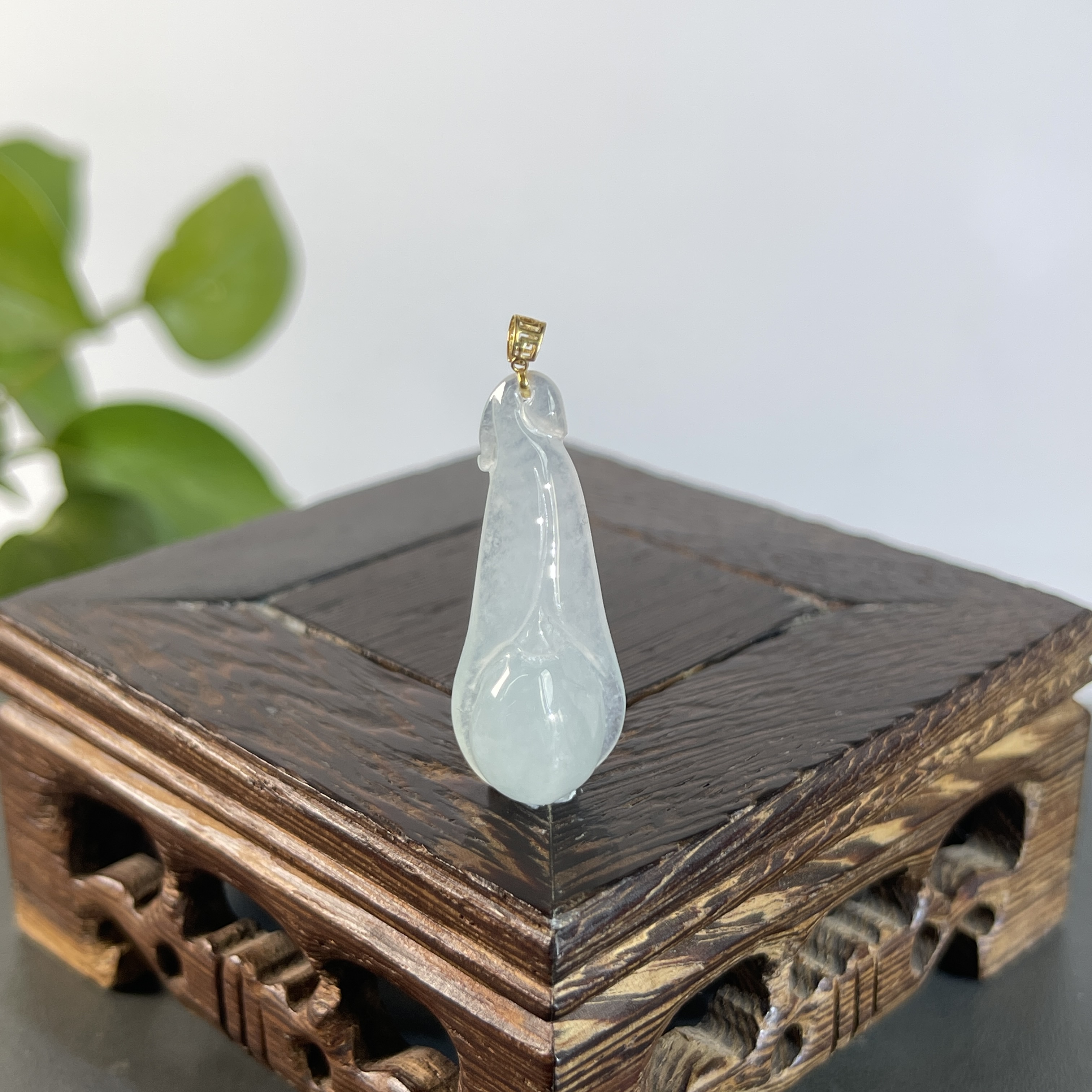 JYB29-67   天然缅甸A货翡翠  18K金扣玉兰花