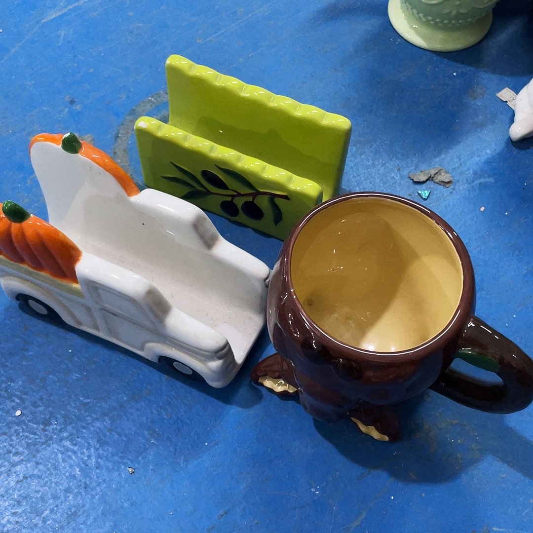 摆件萍*  磕碰。 封釉。      