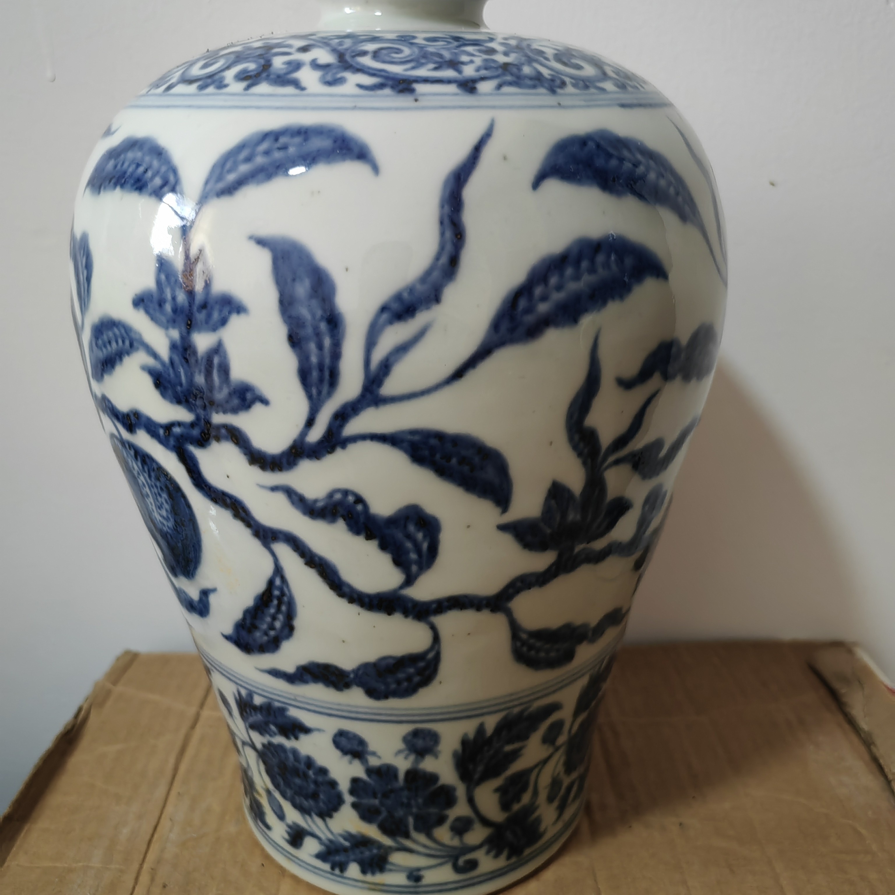 青花缠枝莲瓜果梅瓶