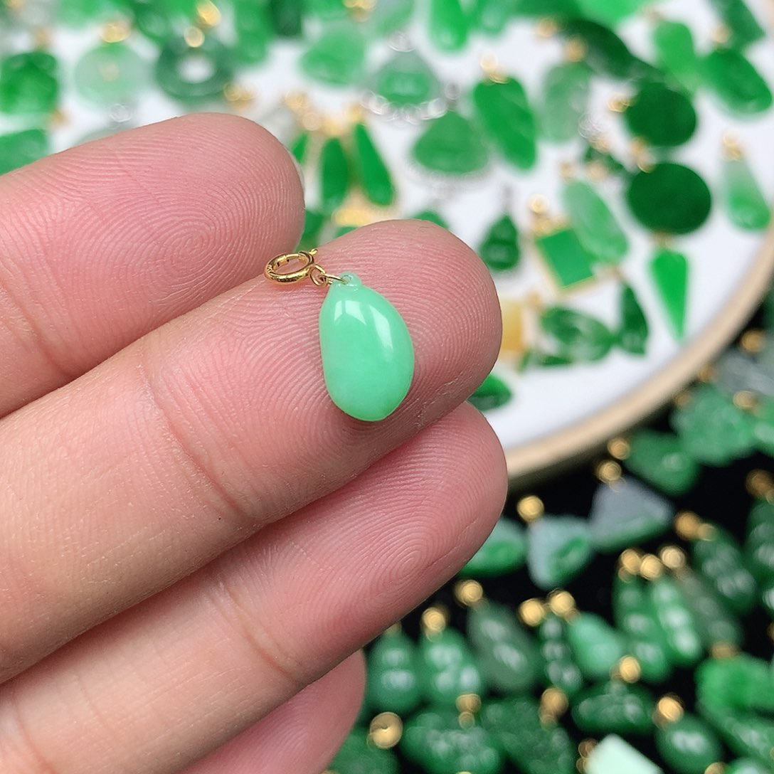 翡翠配石18K金扣头 小巧精美阳绿小福瓜