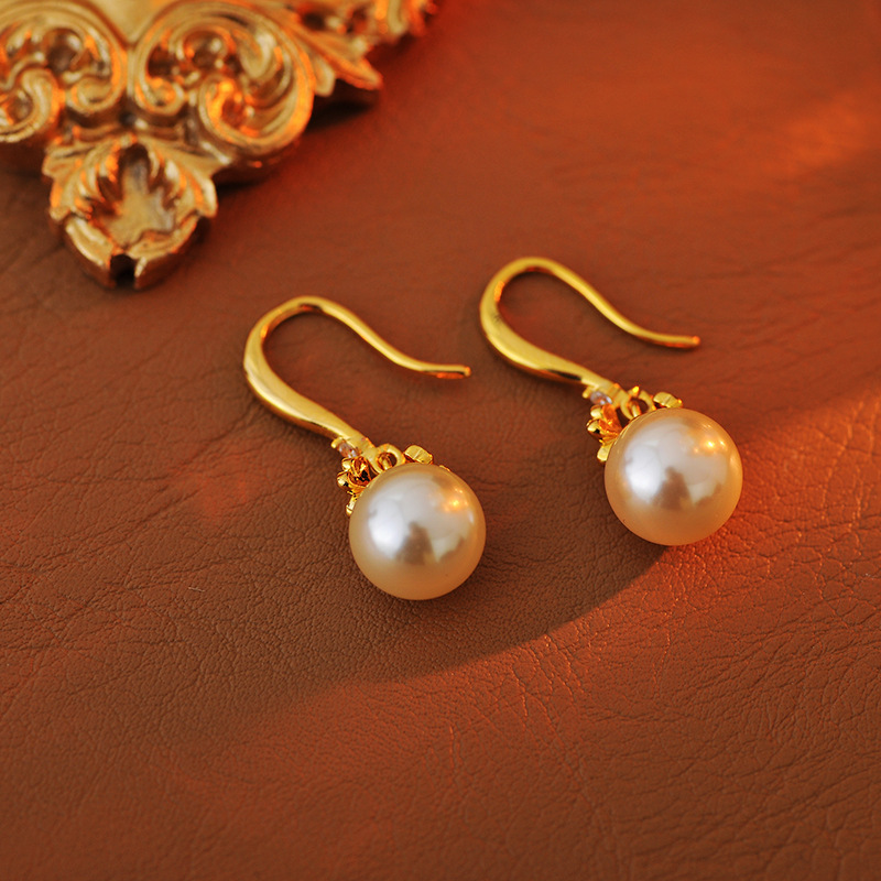 铜合金仿珍珠耳饰 淡水花朵珍珠耳钉女时尚百搭小众设计感耳饰