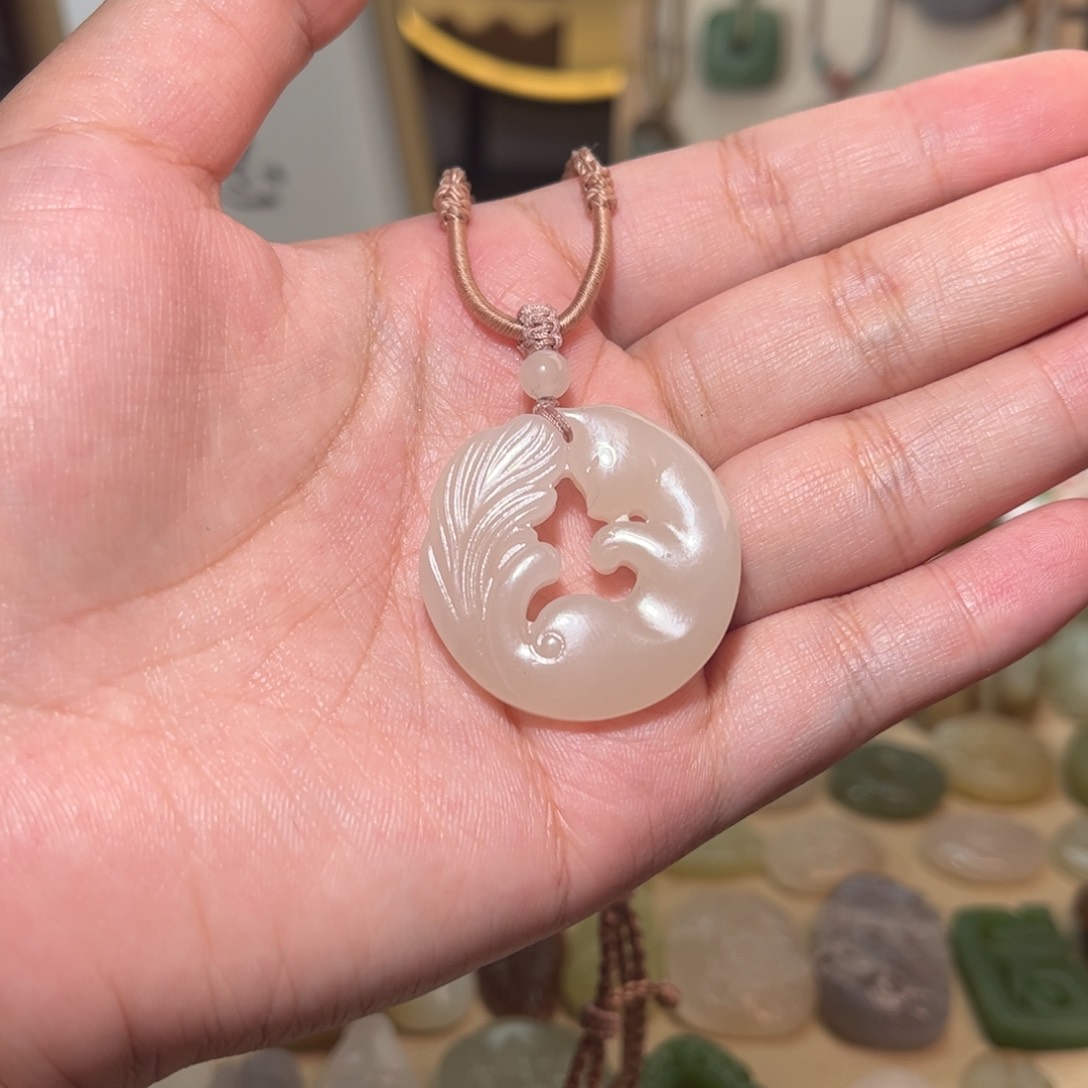 和田玉未镶嵌颈饰V****O