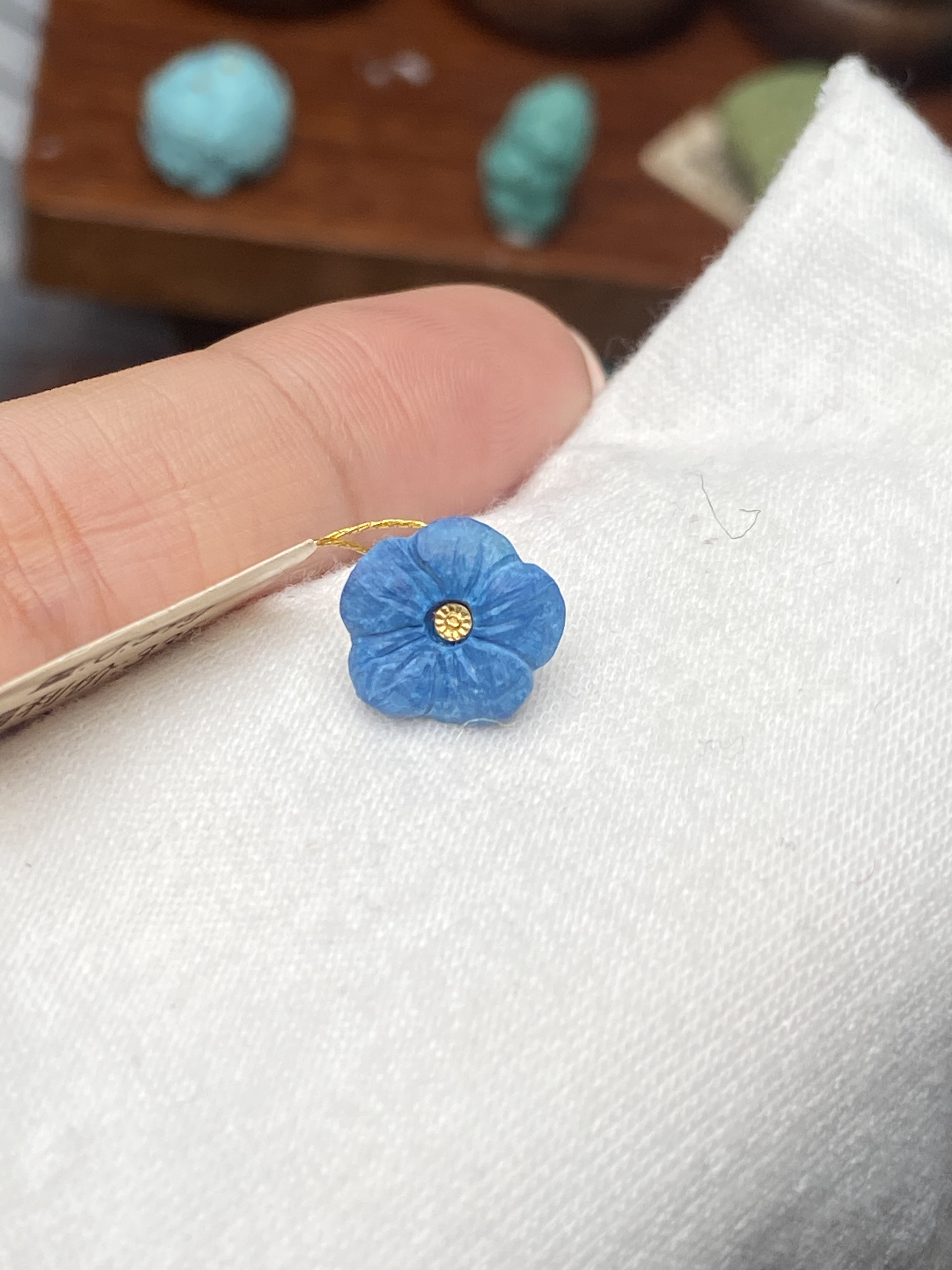 原矿绿松石雕刻雾霾蓝花