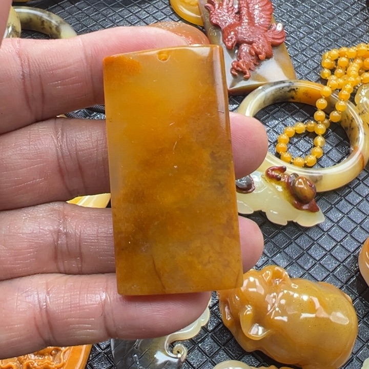 石英质玉（黄龙玉）颈饰未镶嵌