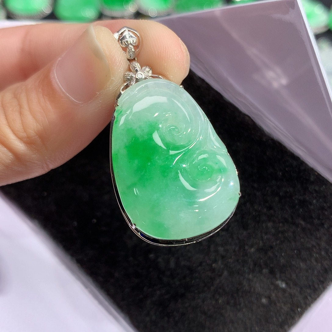 翡翠吊坠(赠链)18K金镶嵌