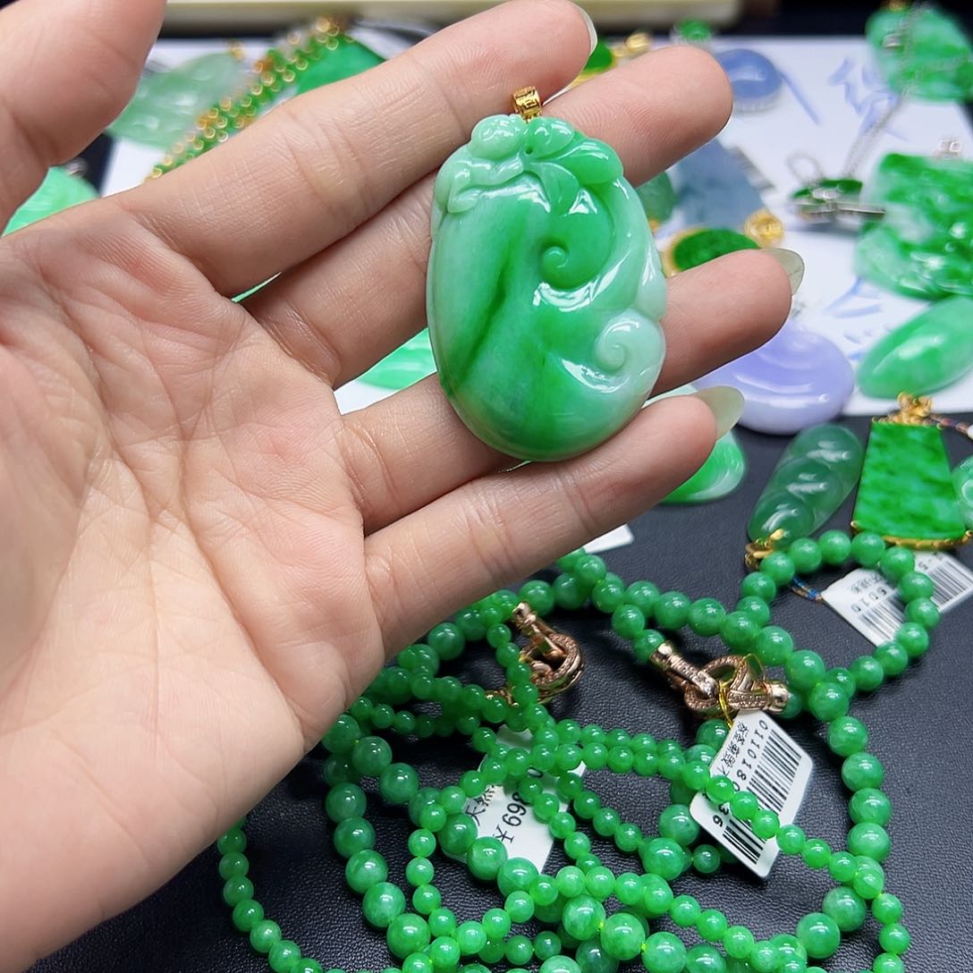 翡翠颈饰18K金镶嵌天然缅料A货一件