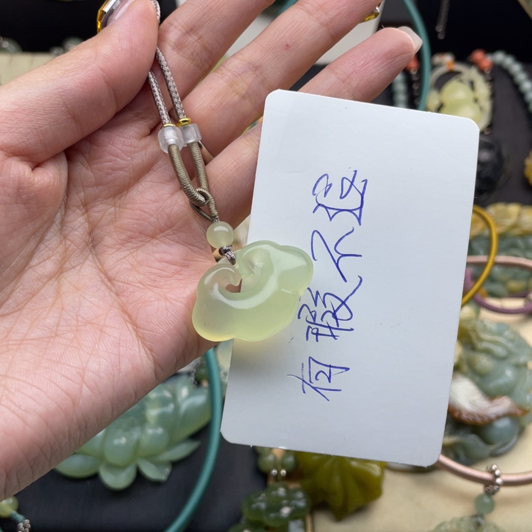 蛇纹石玉颈饰未镶嵌