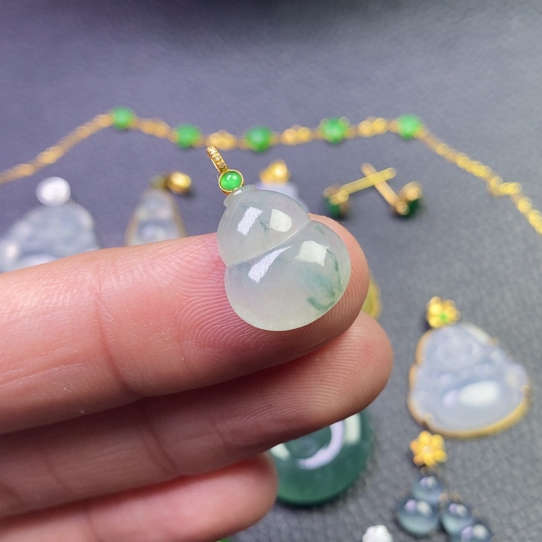 颈饰18K金镶嵌翡翠