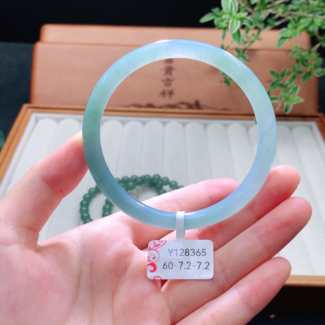 未镶嵌手镯（圆镯）翡翠