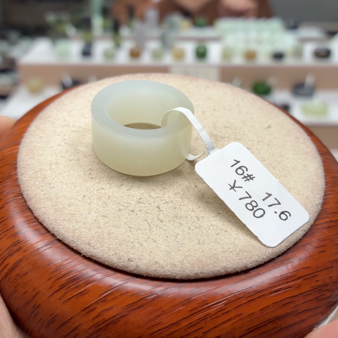 C***姆和田玉未镶嵌戒指17.6