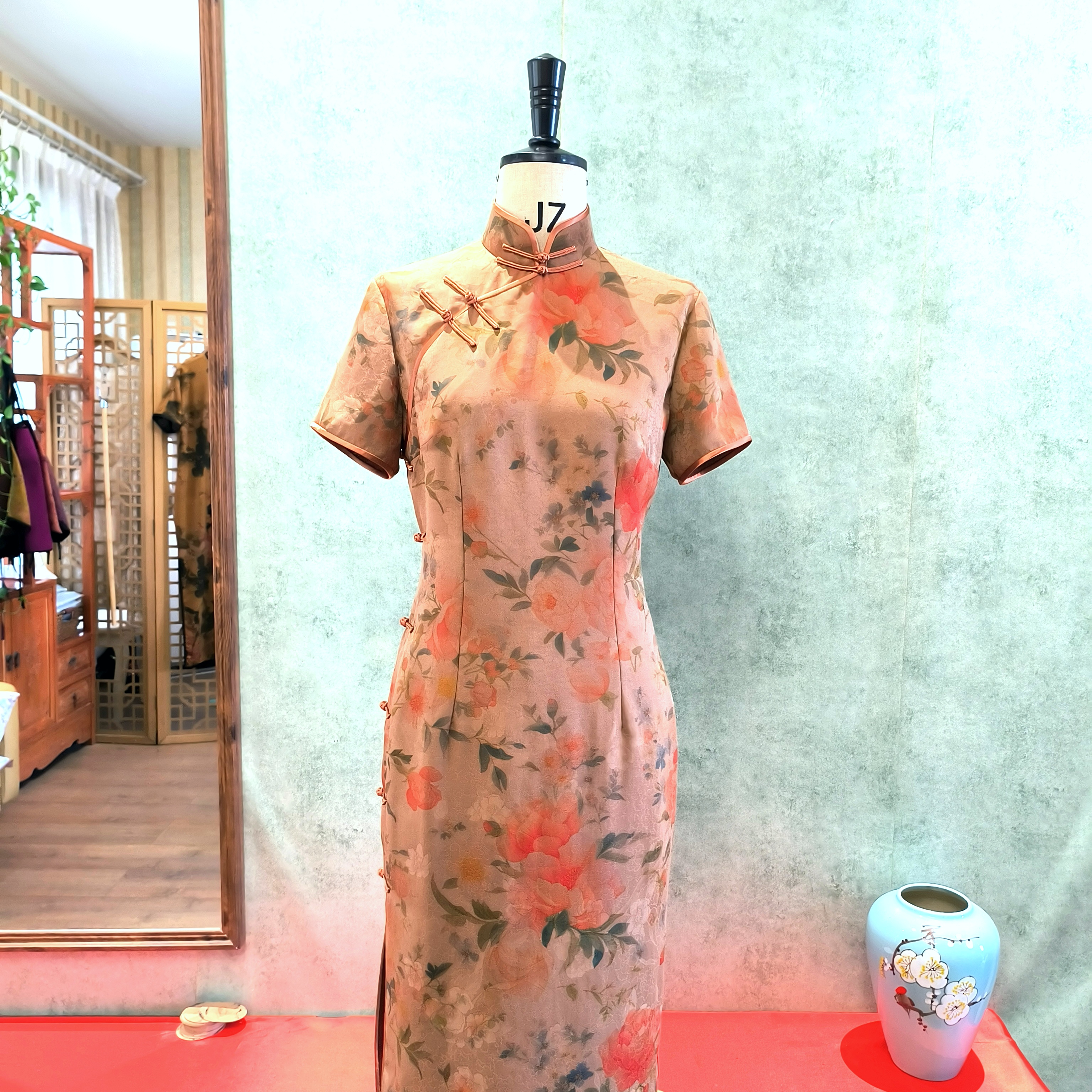 2025春夏新款真丝透孔罗红云纱旗袍设计定制 手工制作 立体裁剪