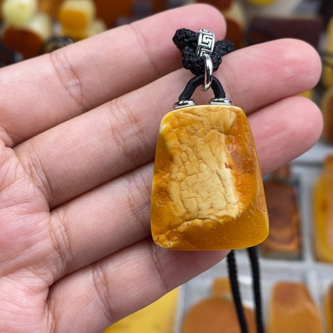 琥珀吊坠(赠链)未镶嵌