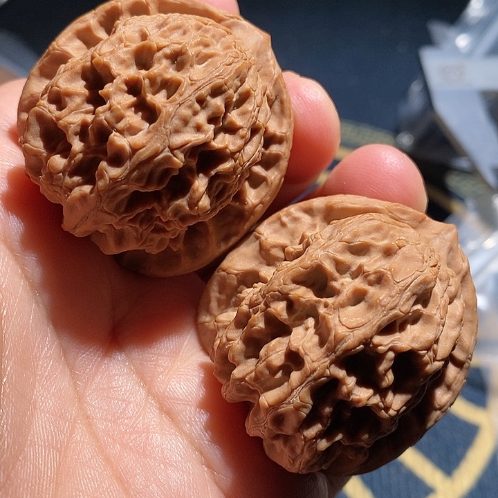 【闪购商品】文玩核桃吊坠梨木台