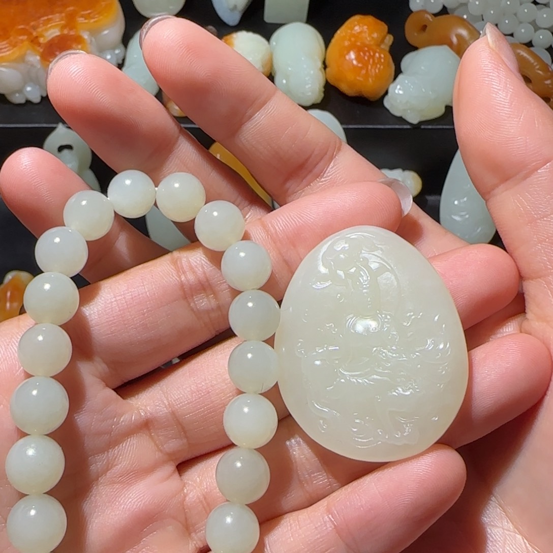 林***子和田玉未镶嵌颈饰