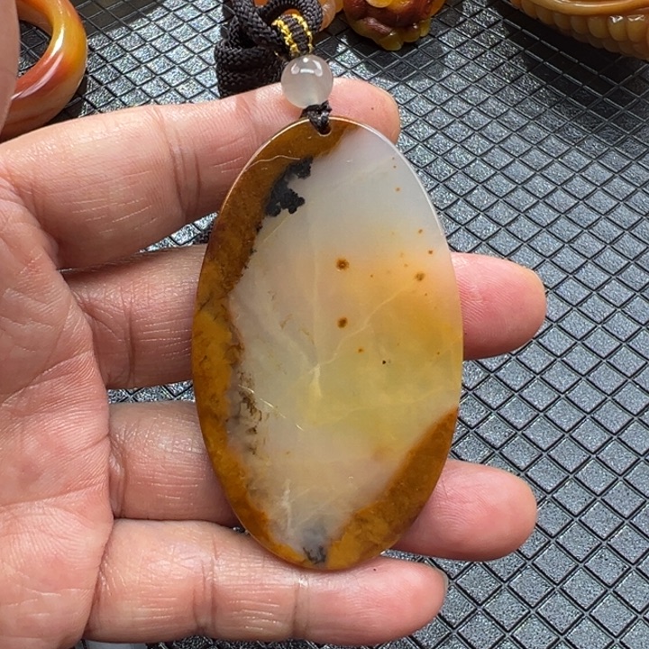 石英质玉（黄龙玉）颈饰未镶嵌