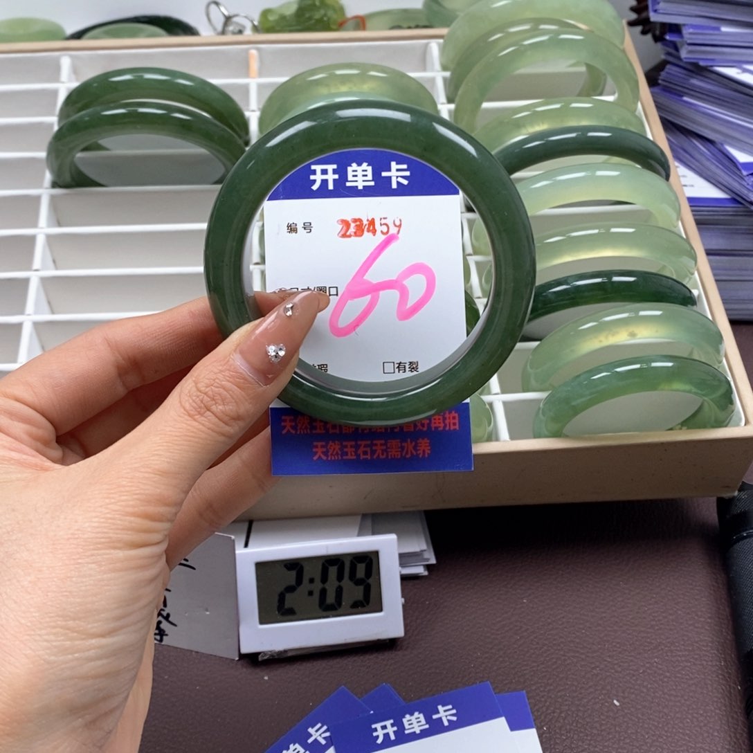 蛇纹石玉手镯未镶嵌
