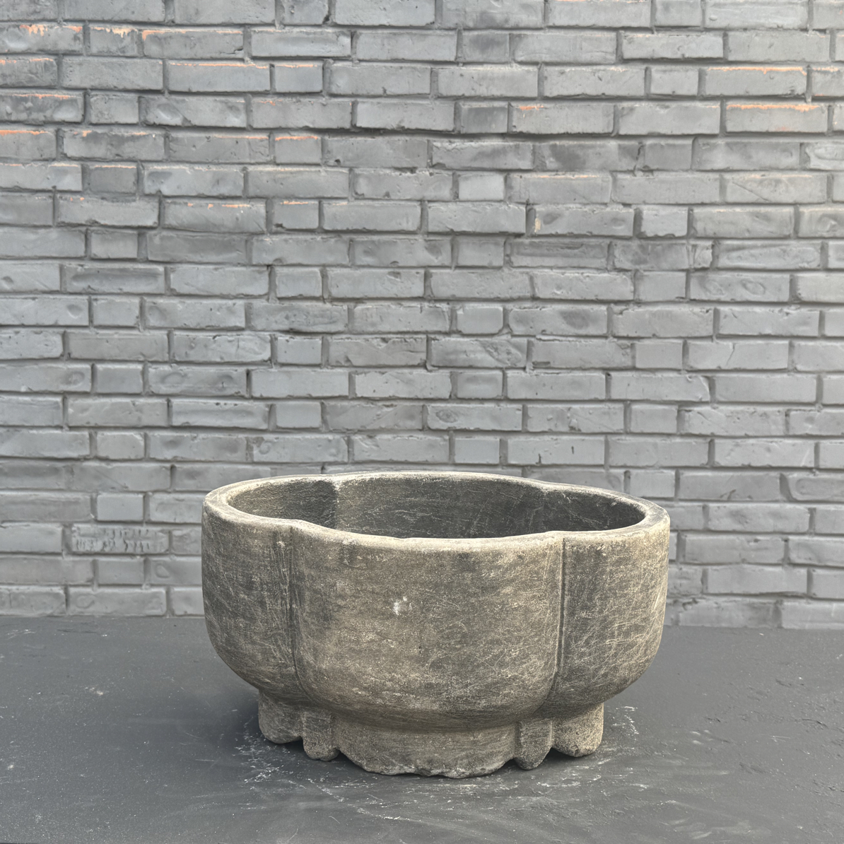 青石太湖石石盆 海棠形 尺寸：尺寸：长50宽35高21cm