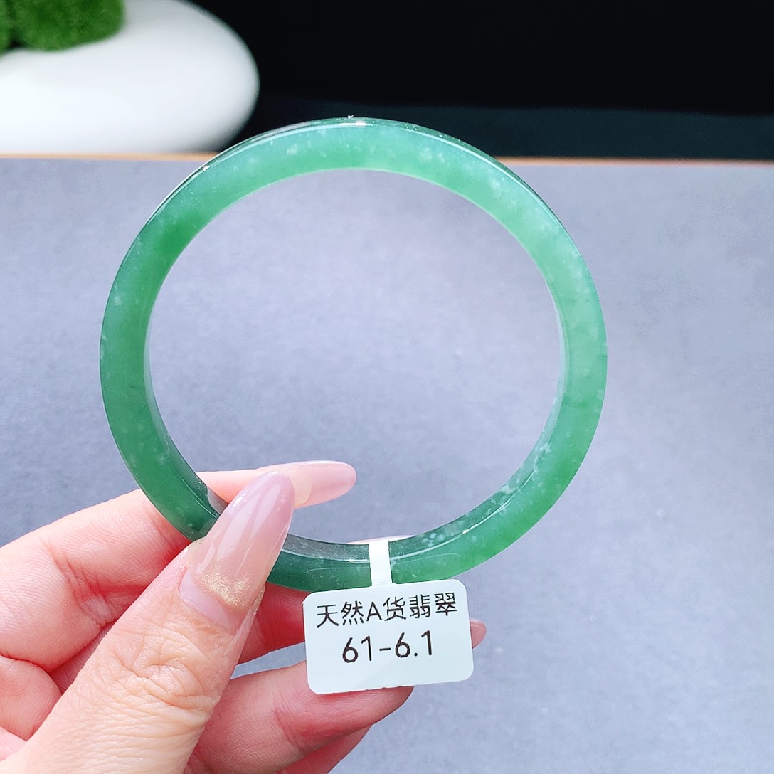 未镶嵌手镯（圆镯）翡翠