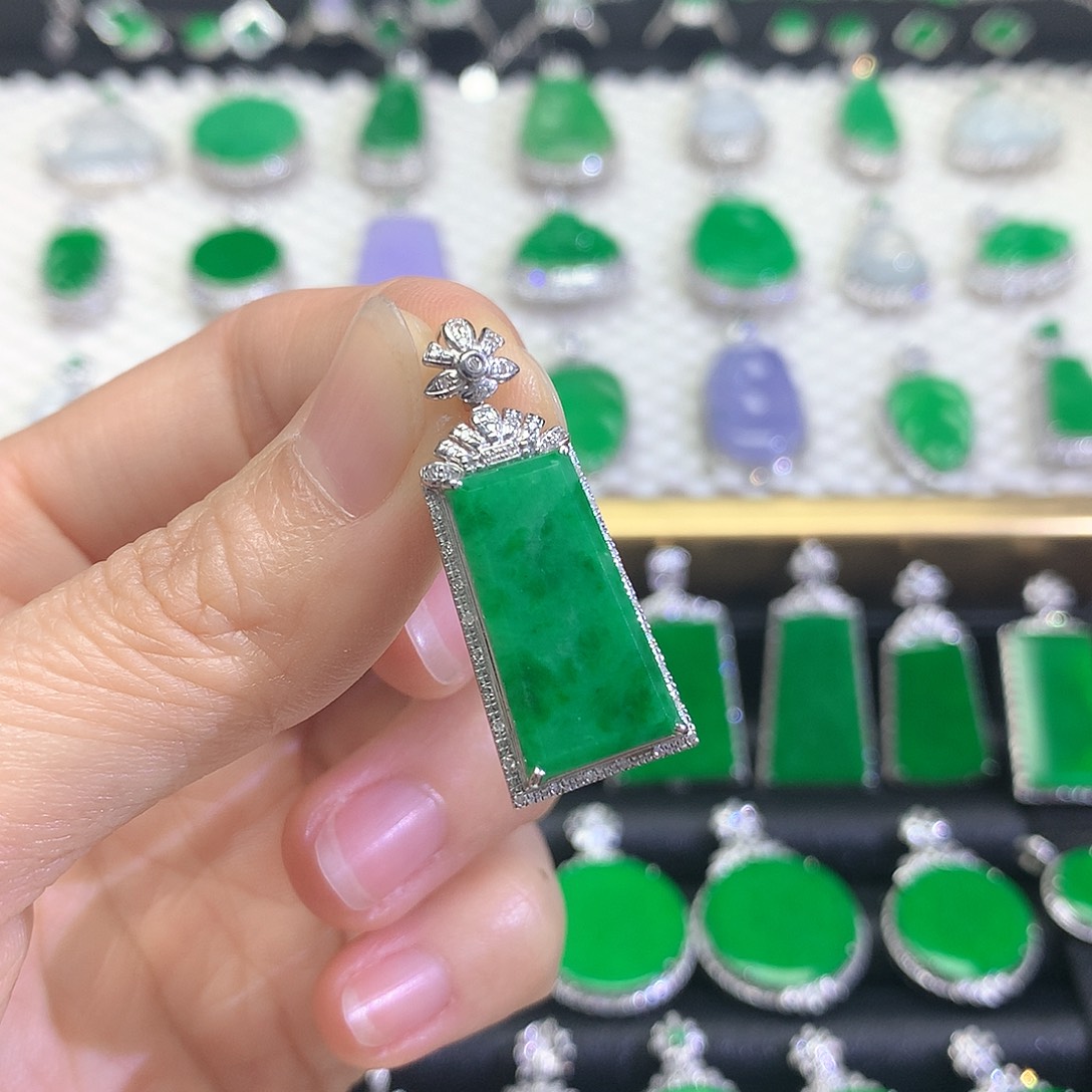 颈饰18K金镶嵌翡翠吊坠