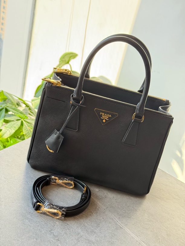 95新 Prada/普拉达 小号黑金杀手单肩包