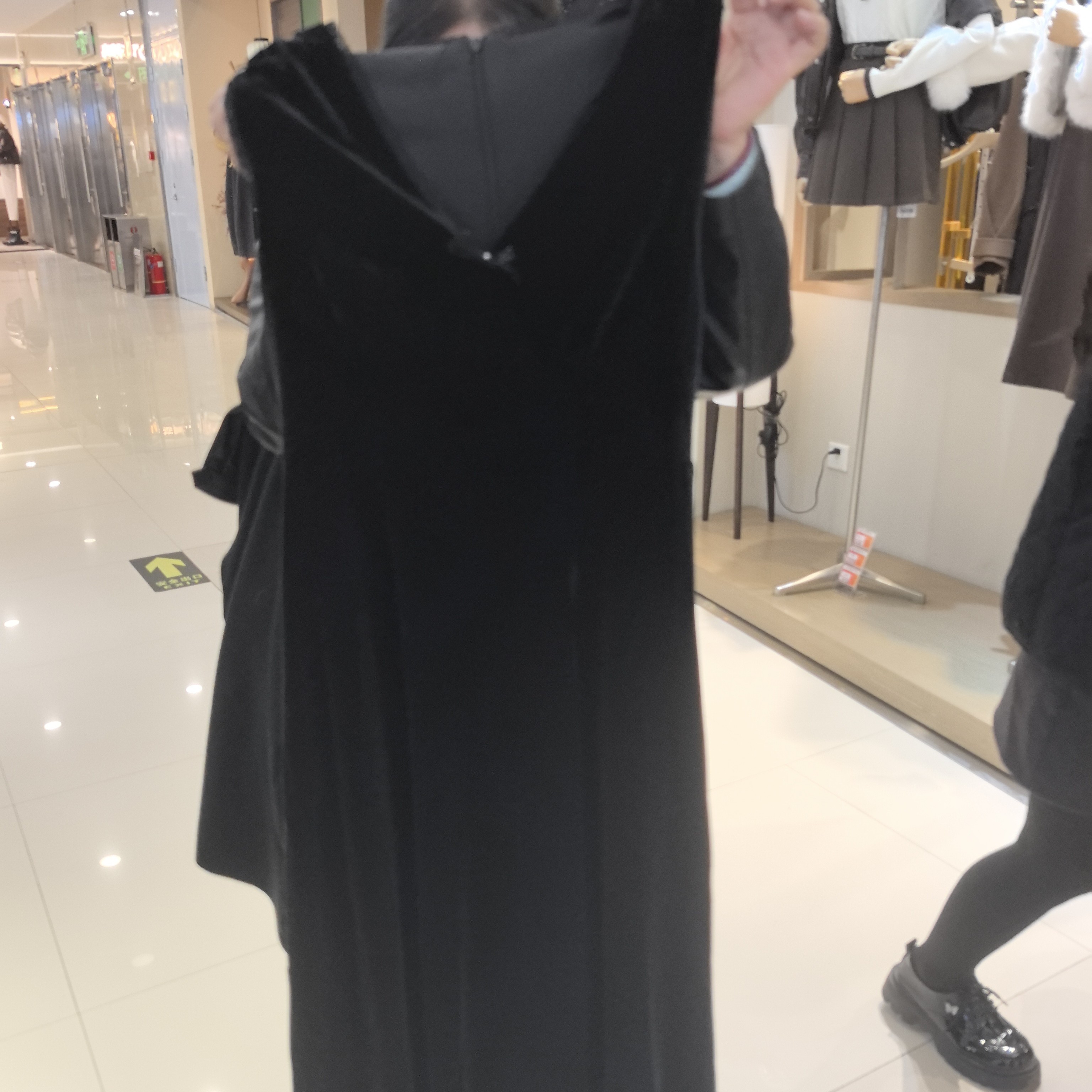 黑色丝绒吊带连衣裙女秋季法式气质V领赫本风长裙子