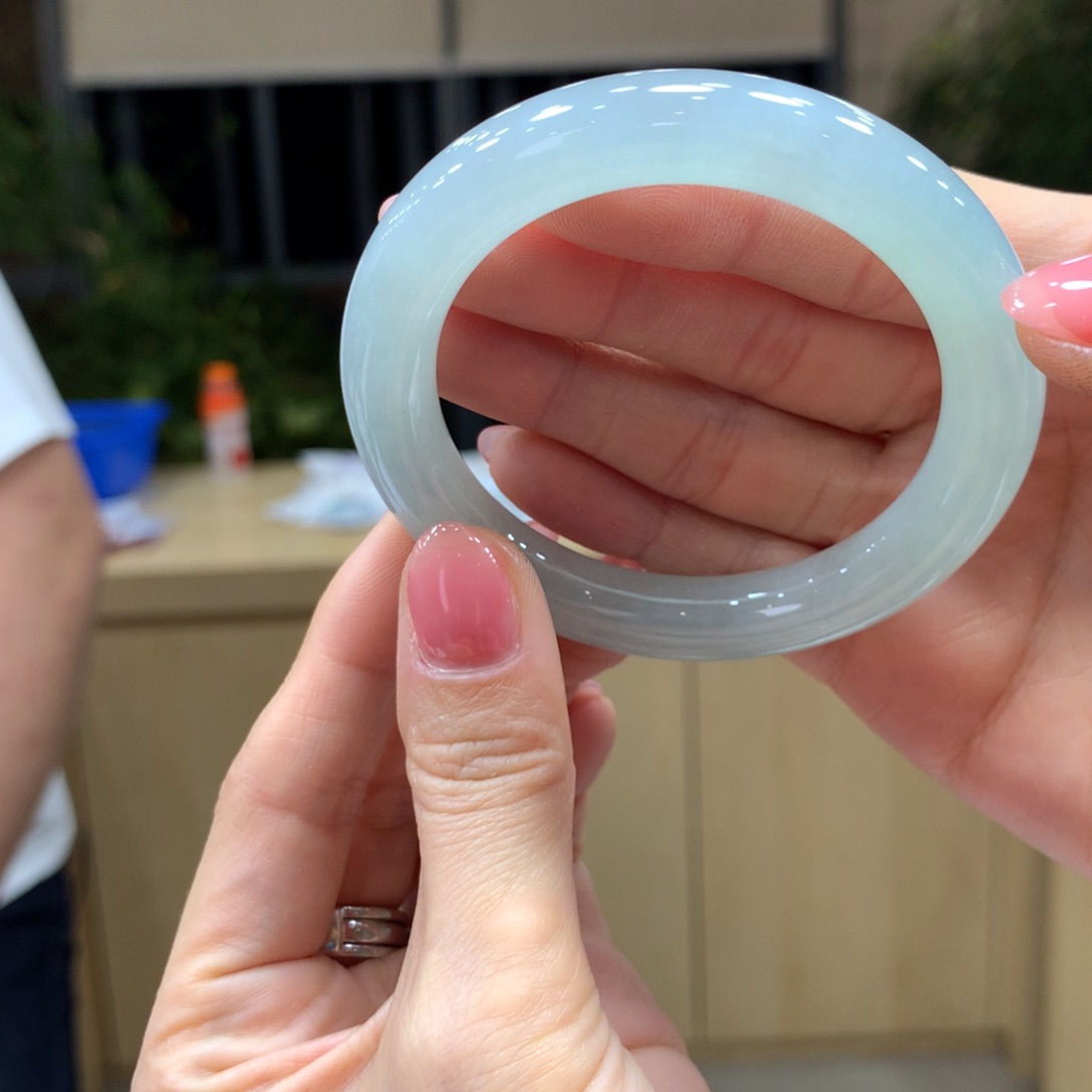 翡翠手镯未镶嵌不退不换