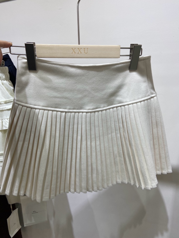 白色磨毛百褶短裙