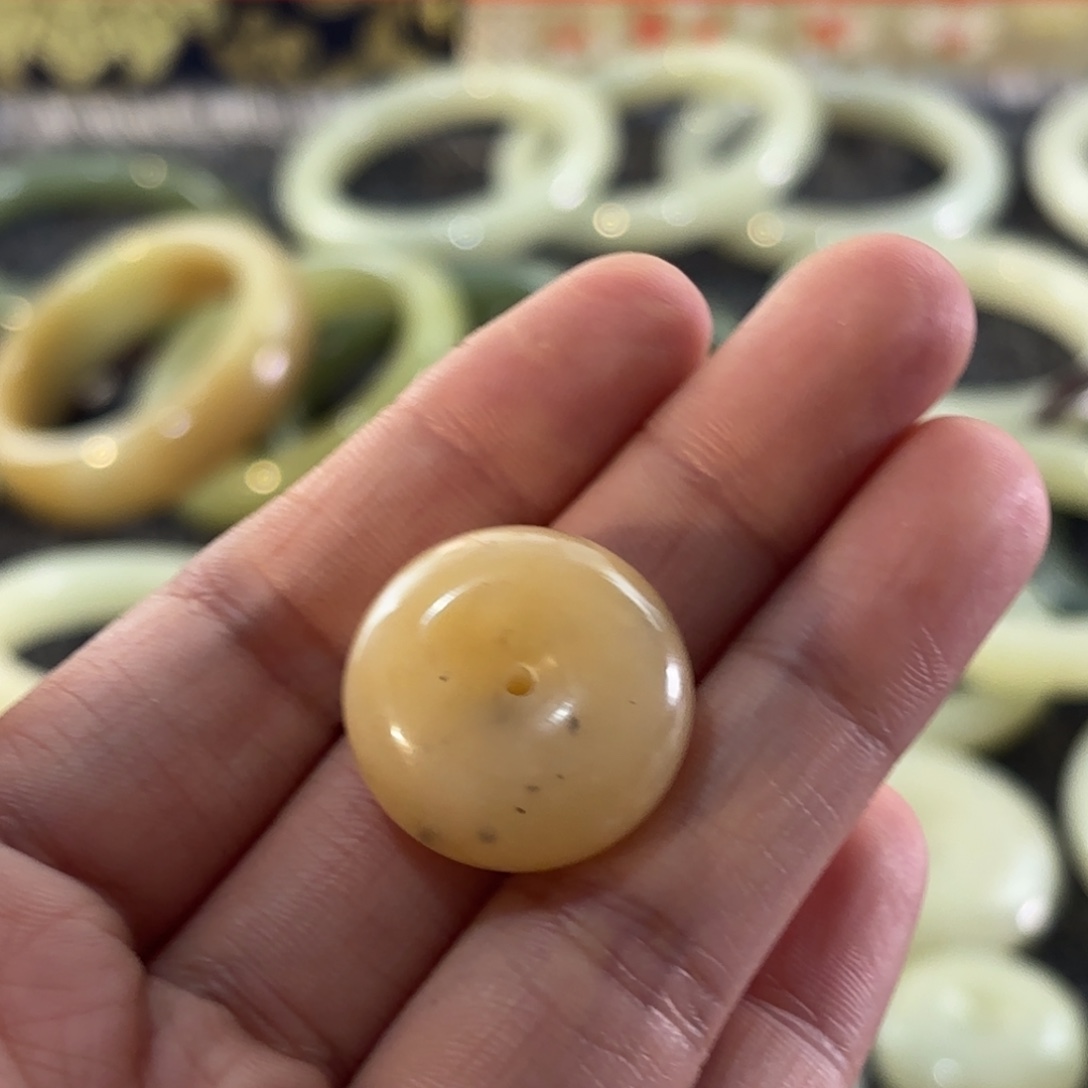 与***行和田玉（糖玉）未镶嵌手链