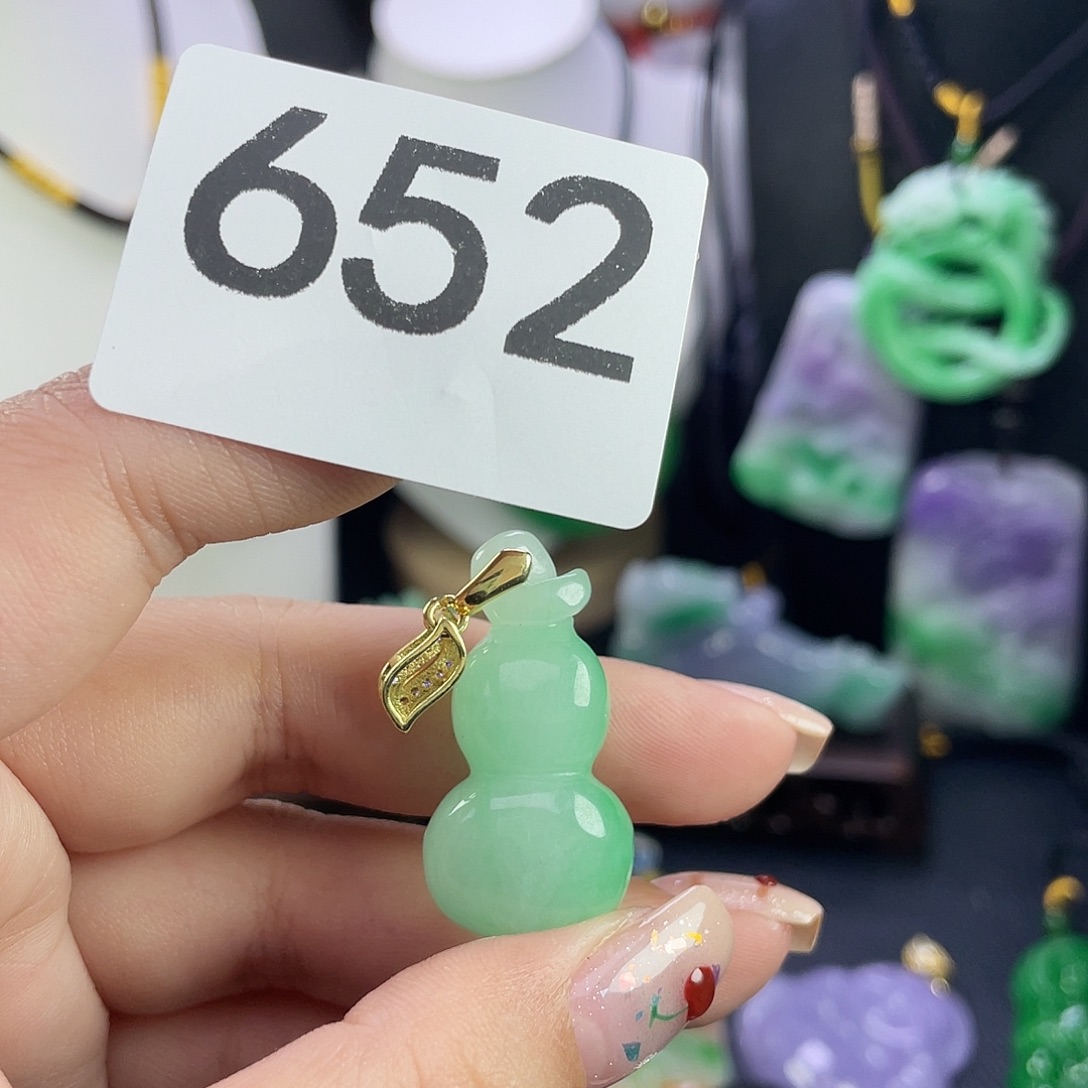 翡翠未镶嵌吊坠(赠链)