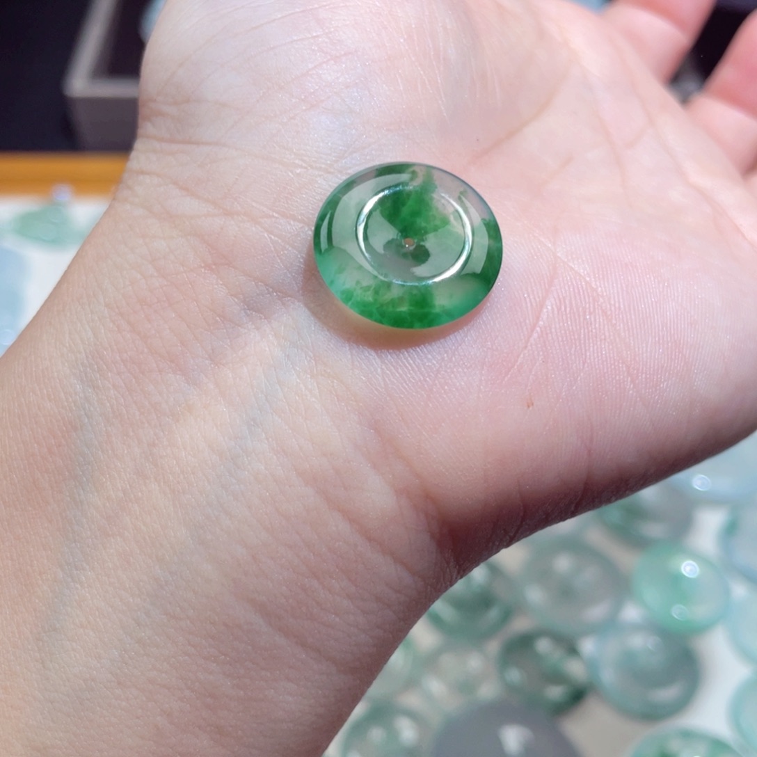 颈饰未镶嵌翡翠平安扣