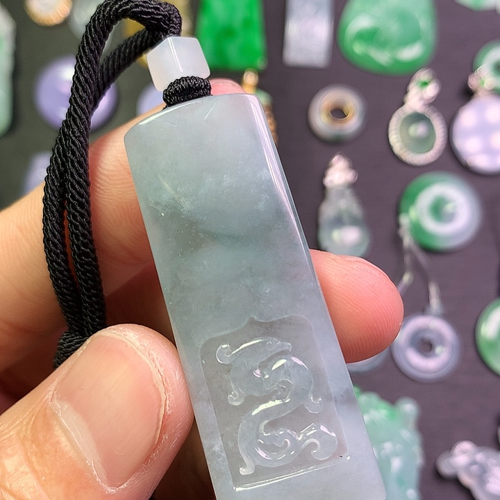 翡翠未镶嵌吊坠(赠链)翡翠仿古牌子