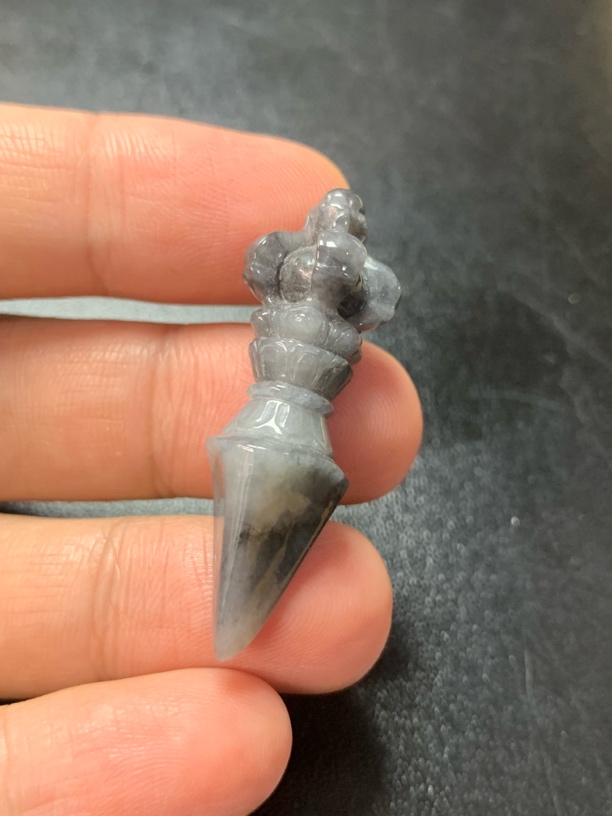 乌鸡翡翠降魔杵吊坠天然翡翠A货尺寸：44×13.3×15