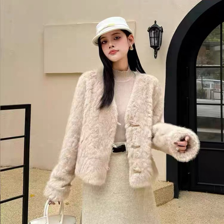 米亚（V领牛角扣水貂毛外套）保暖皮毛一体