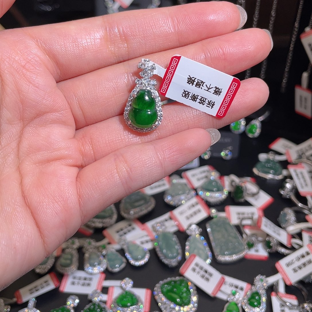 吊坠(不含链)未镶嵌翡翠