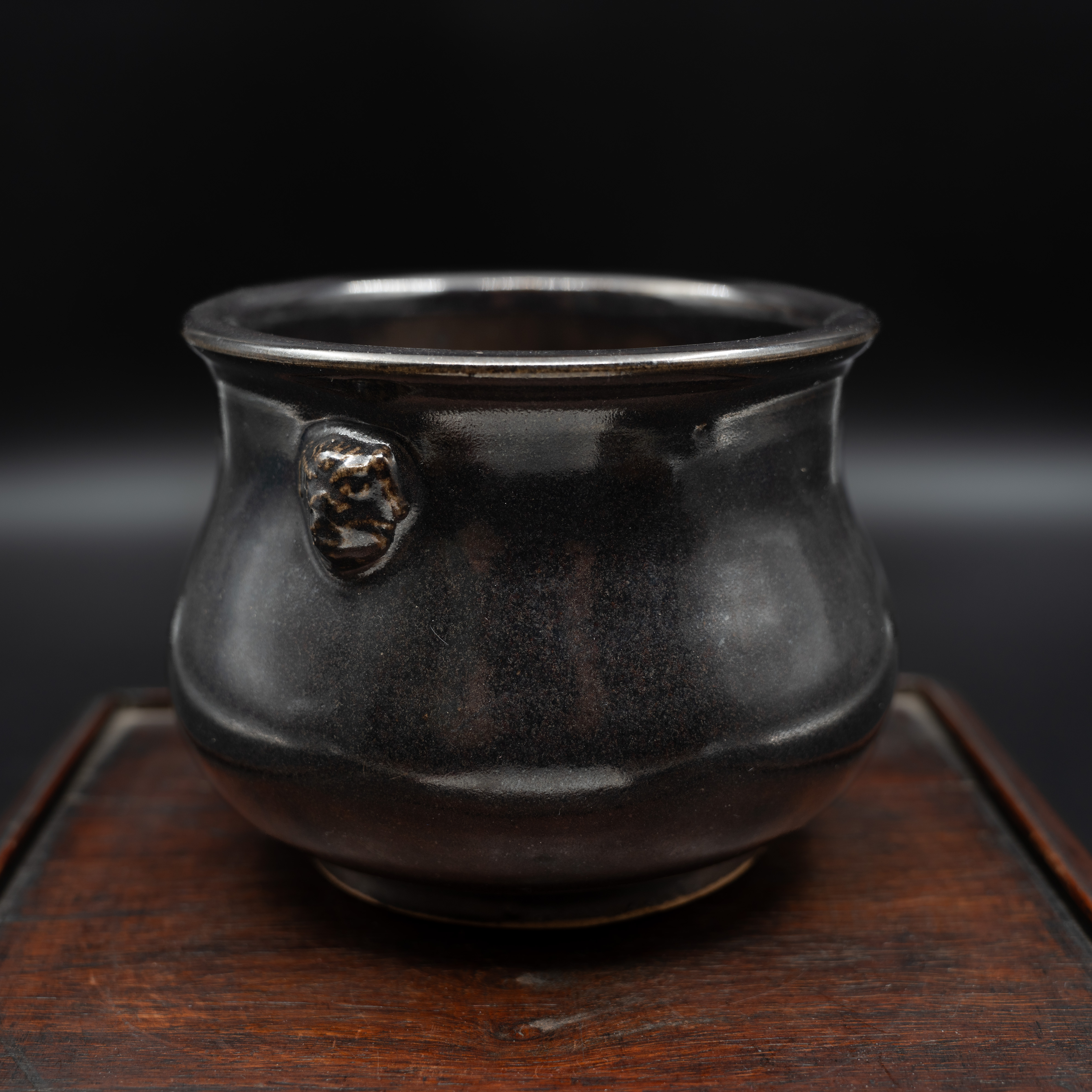 黑釉兽耳炉---256