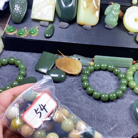 未镶嵌蛇纹石玉手链小**?