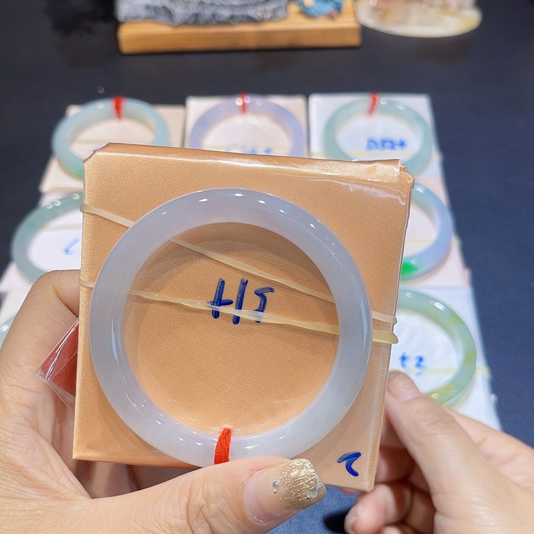 翡翠手镯未镶嵌翡翠