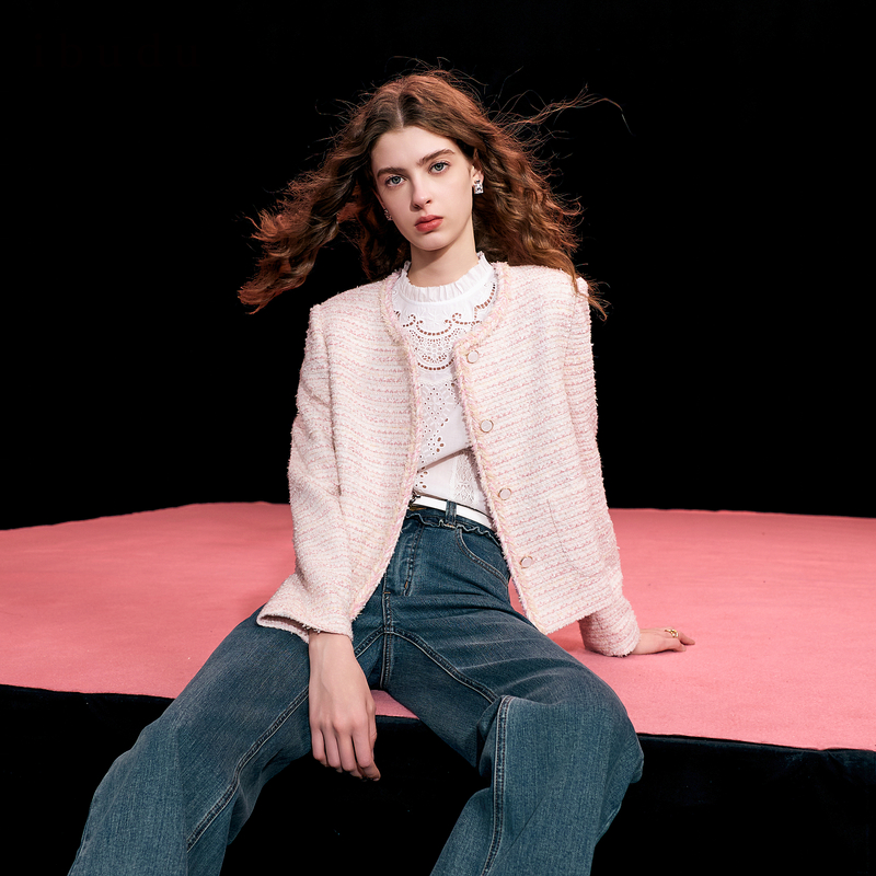 三彩ibudu2026春季新款香风外套圆领织带长袖开衫气质女