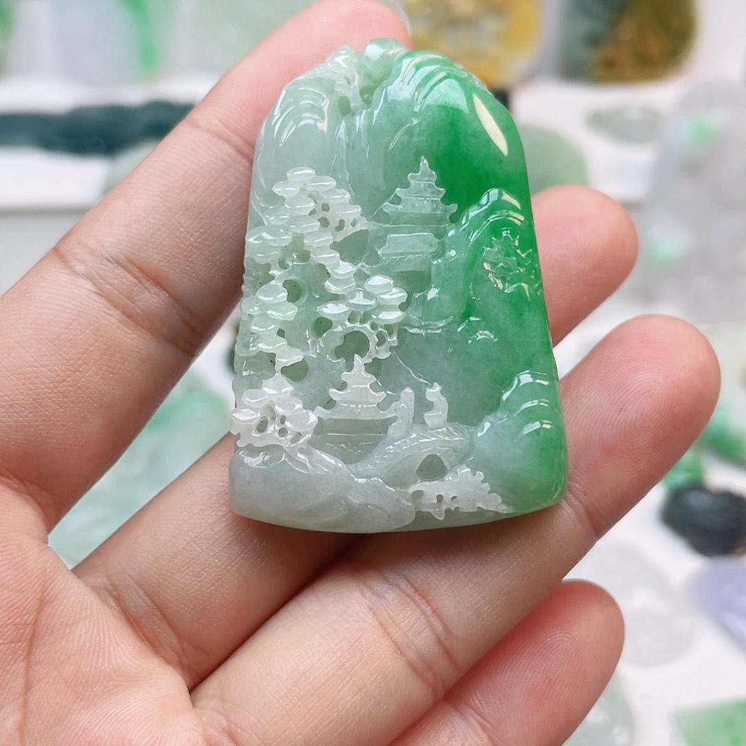 翡翠颈饰未镶嵌山水