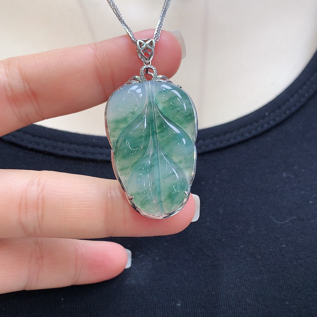 翡翠颈饰18K金镶嵌叶子