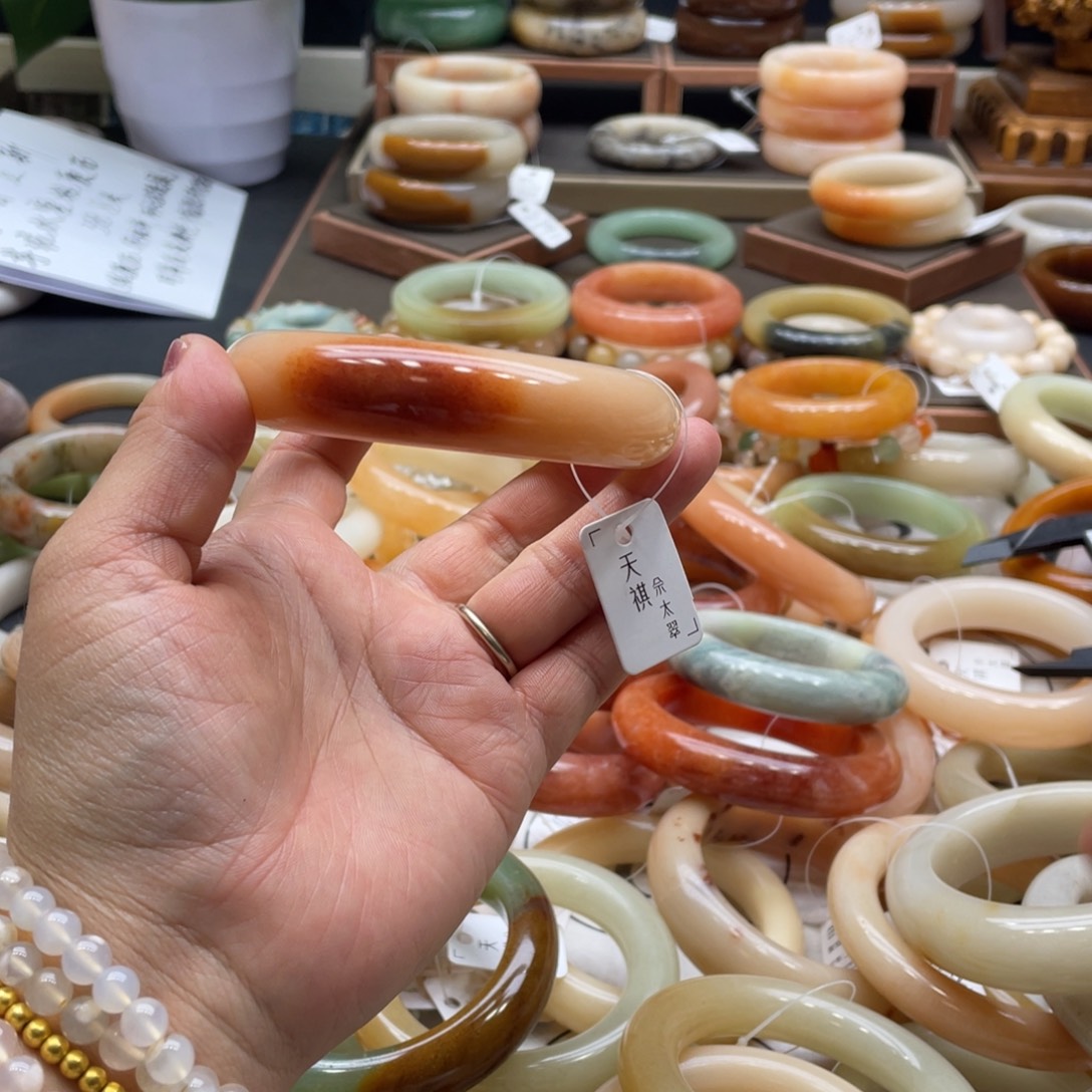 萱***轩石英岩玉未镶嵌手镯