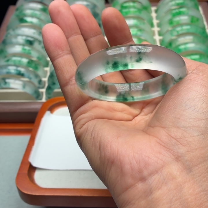 洛***杨石英质玉未镶嵌手镯