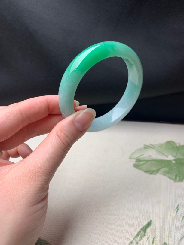 55.8圈口翠色正圈天然缅甸翡翠手镯#货号3622